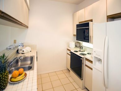 Fully equipped kitchen with breakfast bar