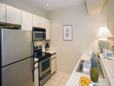 Fully equipped kitchen with breakfast bar