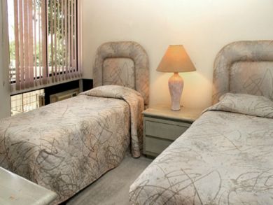 Guest bedroom with twin beds