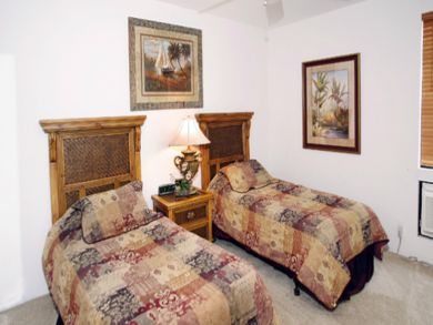 Guest bedroom with twin beds
