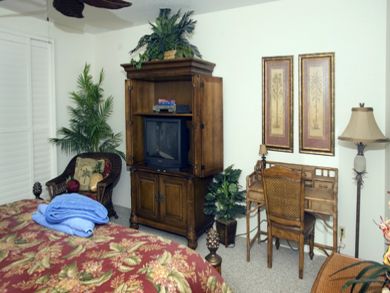 Guest bedroom with TV & desk