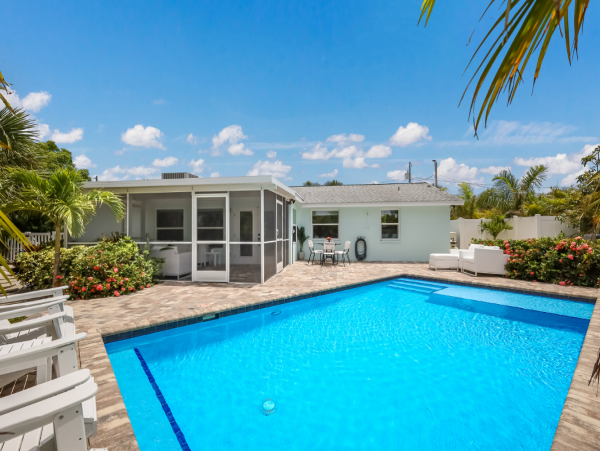 Holmes Beach Lovely Three Bedroom & Pool