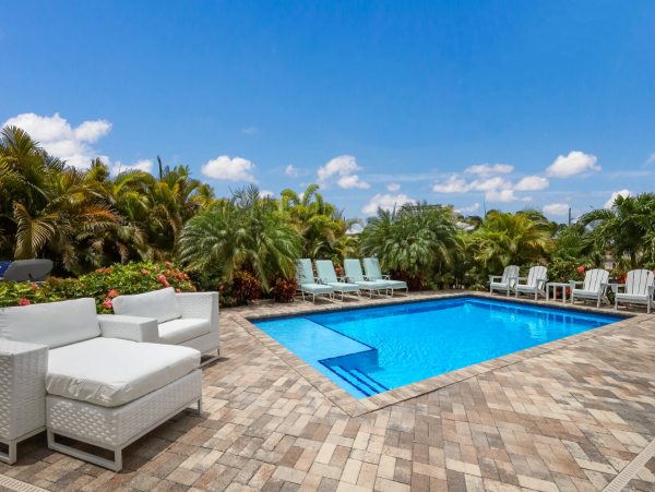 Holmes Beach Lovely Three Bedroom & Pool