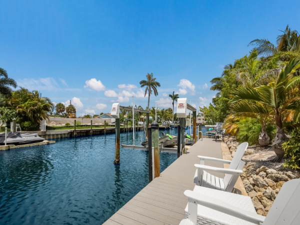 Holmes Beach Lovely Three Bedroom & Pool