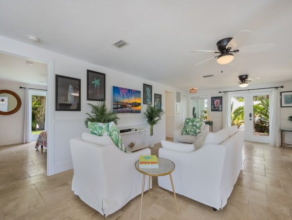 Holmes Beach Lovely Three Bedroom & Pool