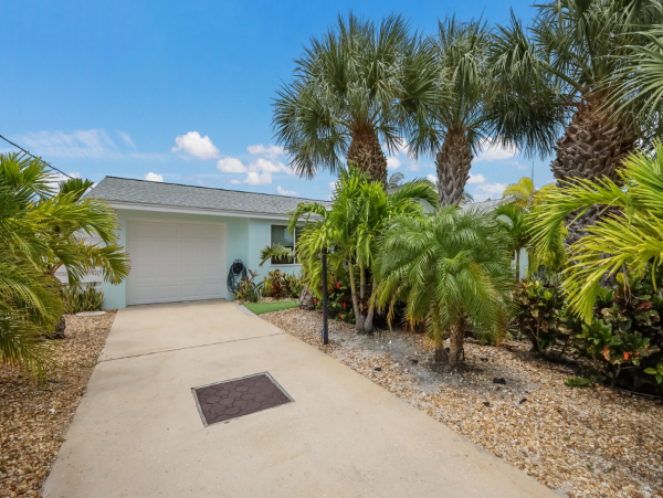 Holmes Beach Lovely Three Bedroom & Pool