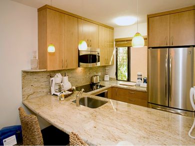 Fully equipped kitchen with breakfast bar