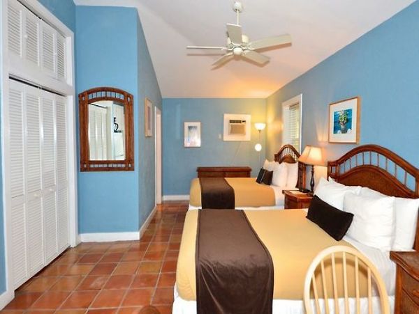 SPACIOUS RETRAT SLEEPS 24 GUESTS NEAR DUVAL STREET
