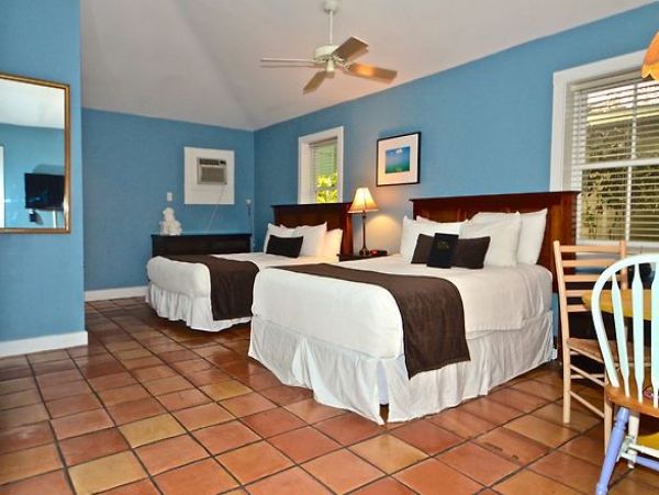 SPACIOUS RETRAT SLEEPS 24 GUESTS NEAR DUVAL STREET