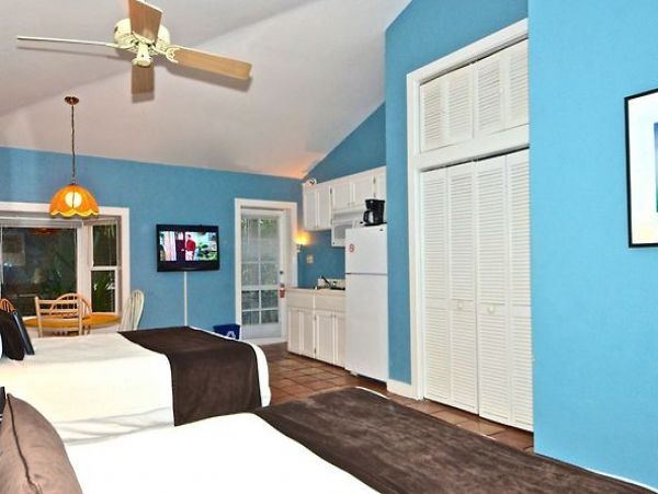 SPACIOUS RETRAT SLEEPS 24 GUESTS NEAR DUVAL STREET