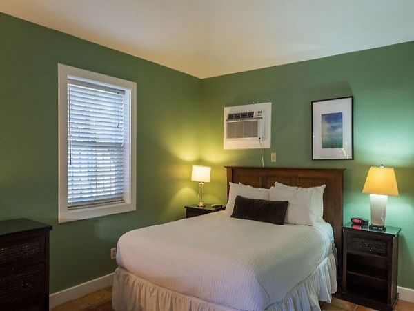 SPACIOUS RETRAT SLEEPS 24 GUESTS NEAR DUVAL STREET