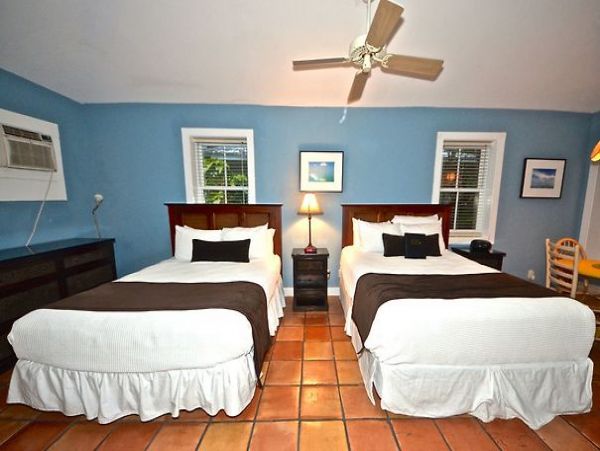 SPACIOUS RETRAT SLEEPS 24 GUESTS NEAR DUVAL STREET
