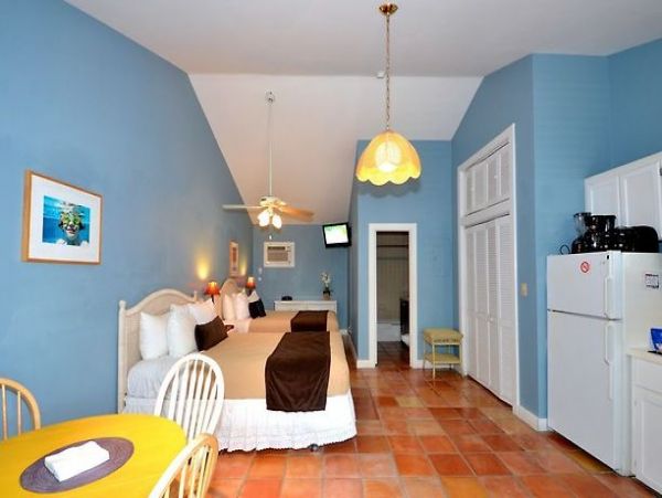 SPACIOUS RETRAT SLEEPS 24 GUESTS NEAR DUVAL STREET