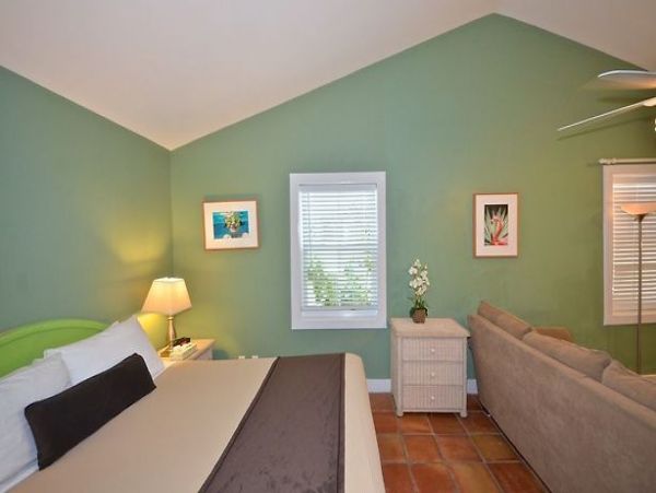 SPACIOUS RETRAT SLEEPS 24 GUESTS NEAR DUVAL STREET