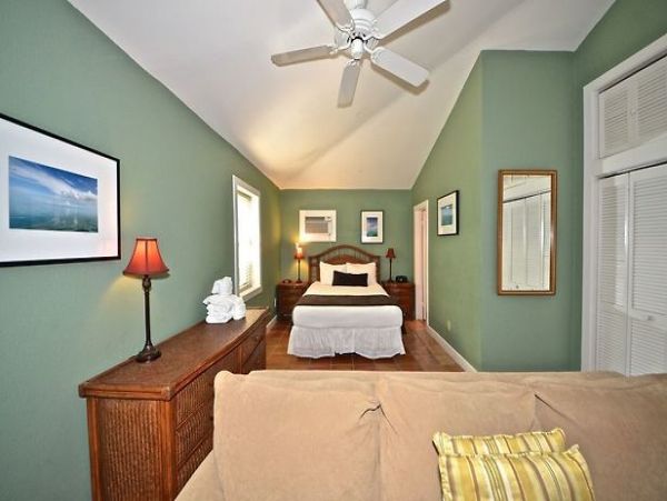 SPACIOUS RETRAT SLEEPS 24 GUESTS NEAR DUVAL STREET