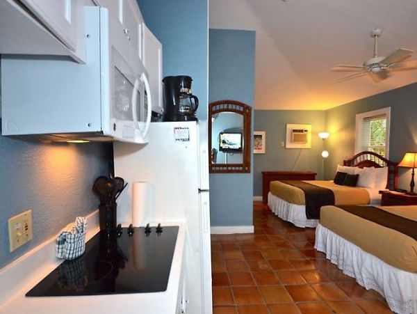 SPACIOUS RETRAT SLEEPS 24 GUESTS NEAR DUVAL STREET