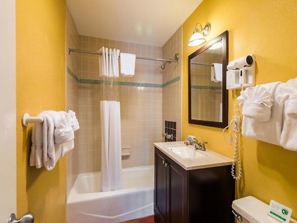 SPACIOUS RETRAT SLEEPS 24 GUESTS NEAR DUVAL STREET