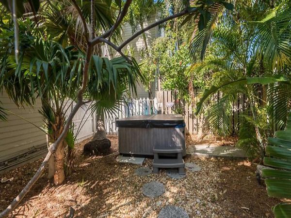 SPACIOUS RETRAT SLEEPS 24 GUESTS NEAR DUVAL STREET