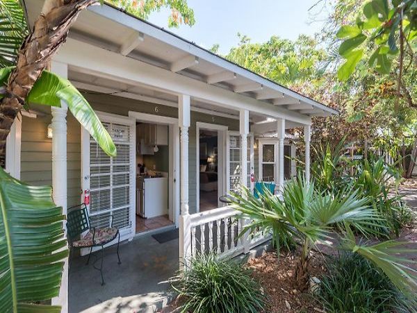 SPACIOUS RETRAT SLEEPS 24 GUESTS NEAR DUVAL STREET