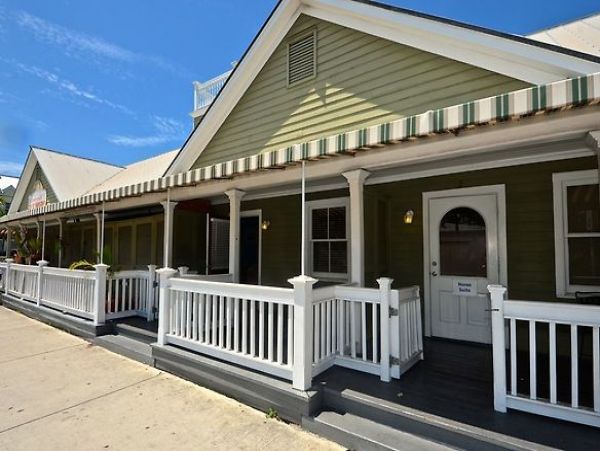 SPACIOUS RETRAT SLEEPS 24 GUESTS NEAR DUVAL STREET