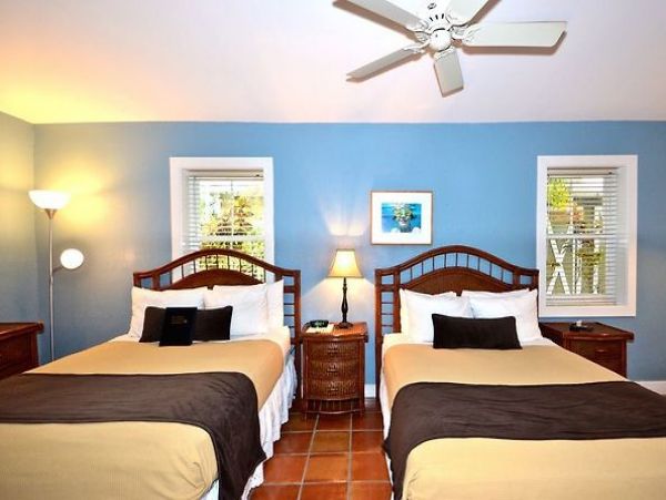 SPACIOUS RETRAT SLEEPS 24 GUESTS NEAR DUVAL STREET
