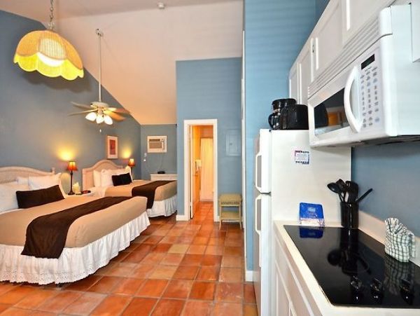 SPACIOUS RETRAT SLEEPS 24 GUESTS NEAR DUVAL STREET