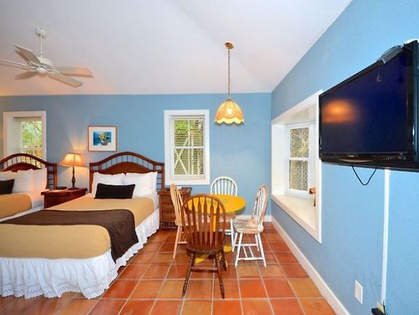 SPACIOUS RETRAT SLEEPS 24 GUESTS NEAR DUVAL STREET