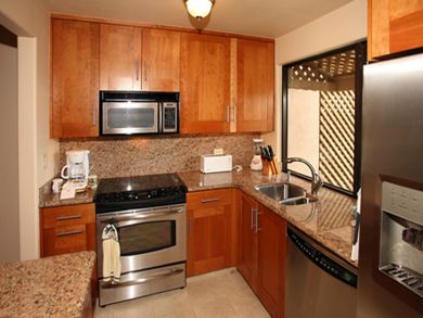 Full kitchen with breakfast bar