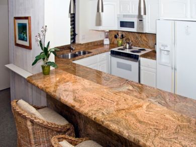 Fully equipped kitchen with breakfast bar