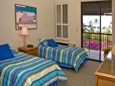 Guest bedroom with twin beds