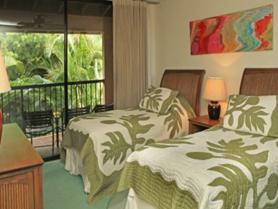 Guest bedroom with twin beds