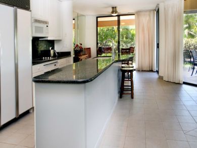 Kitchen with breakfast bar