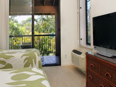 Guest bedroom with flat screen & private balcony