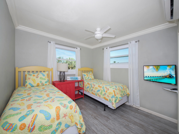 Fort Myers 6 Bedrooms Three Houses from Sand!