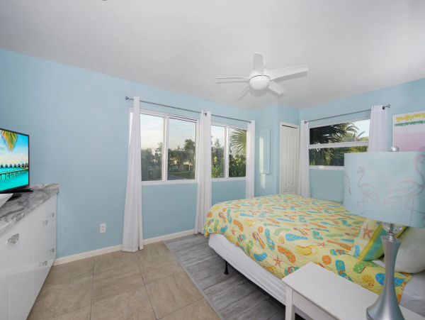 Fort Myers 6 Bedrooms Three Houses from Sand!