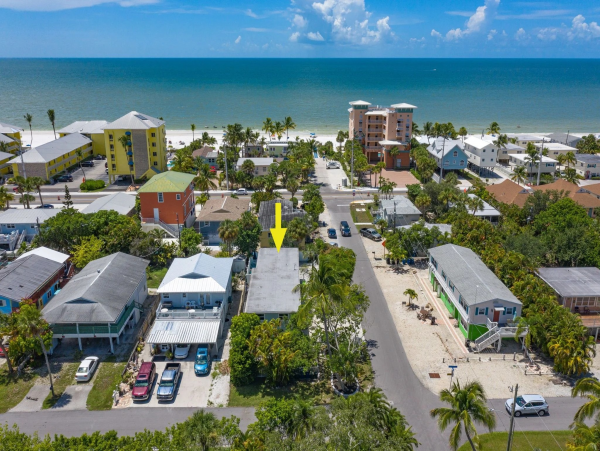 Fort Myers 6 Bedrooms Three Houses from Sand!