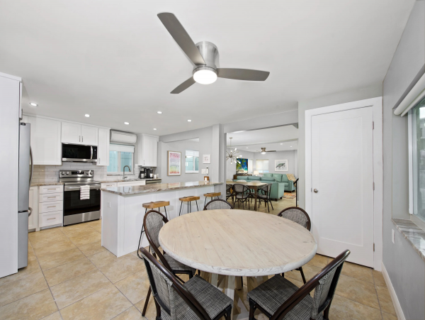 Fort Myers 6 Bedrooms Three Houses from Sand!