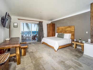 Luxury Six Bedroom Beach Villa with Private Pool Sleeps 16
