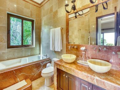 Luxury 8 Bedroom Beach Villa with Full Ocean View Sleeps 20