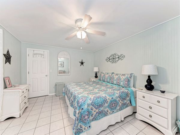 Holmes Beach Ground-Level Duplex 1 Bedroom & Shared Pool