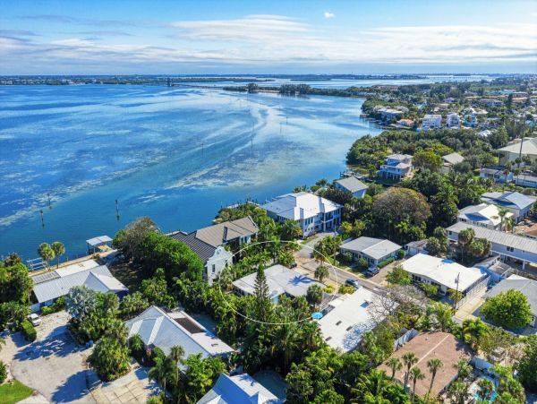 Holmes Beach Ground-Level Duplex 1 Bedroom & Shared Pool