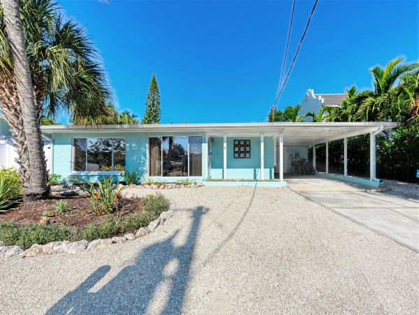 Holmes Beach Ground-Level Duplex 1 Bedroom & Shared Pool