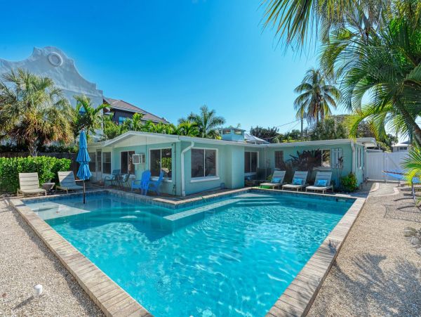 Holmes Beach Ground-Level Duplex 1 Bedroom & Shared Pool