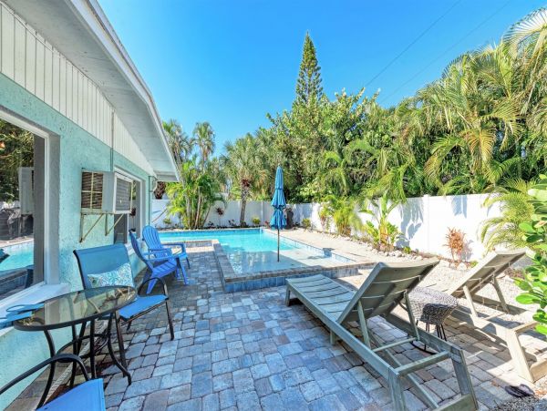 Holmes Beach Ground-Level Duplex 1 Bedroom & Shared Pool