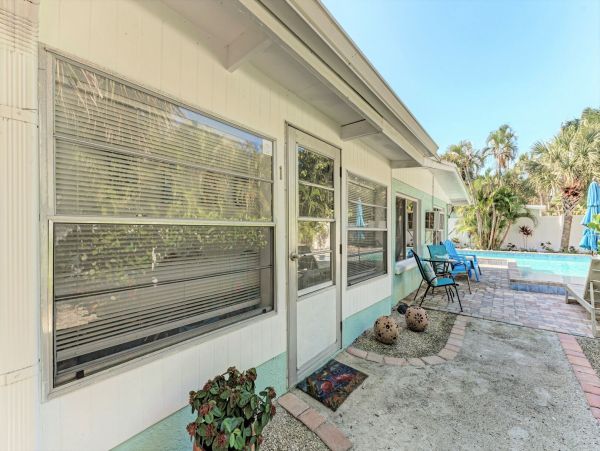 Holmes Beach Ground-Level Duplex 1 Bedroom & Shared Pool