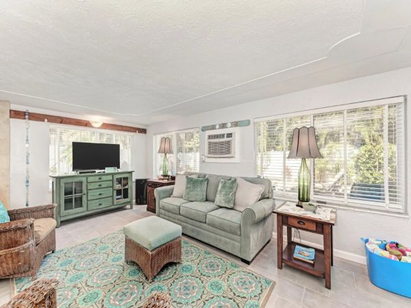 Holmes Beach Ground-Level Duplex 1 Bedroom & Shared Pool
