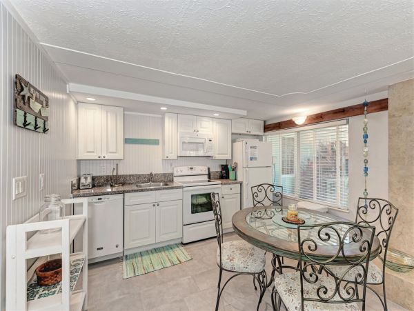 Holmes Beach Ground-Level Duplex 1 Bedroom & Shared Pool