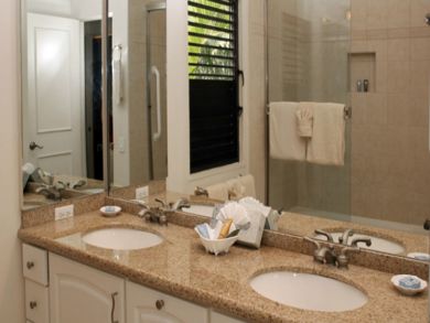 Dual vanity & bath amenities