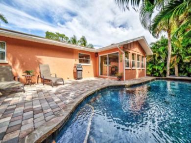 Holmes Beach Vacation Home with 2 Bedrooms Sleeps 6