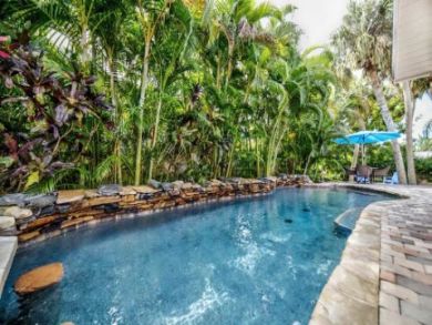 Holmes Beach Vacation Home with 2 Bedrooms Sleeps 6